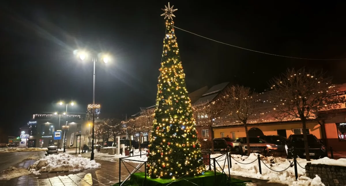 Sprawy lokalne, Miasto Czarny Dunajec szykuje świąt Rynek rozświetlony choinka błyszczy - zdjęcie, fotografia