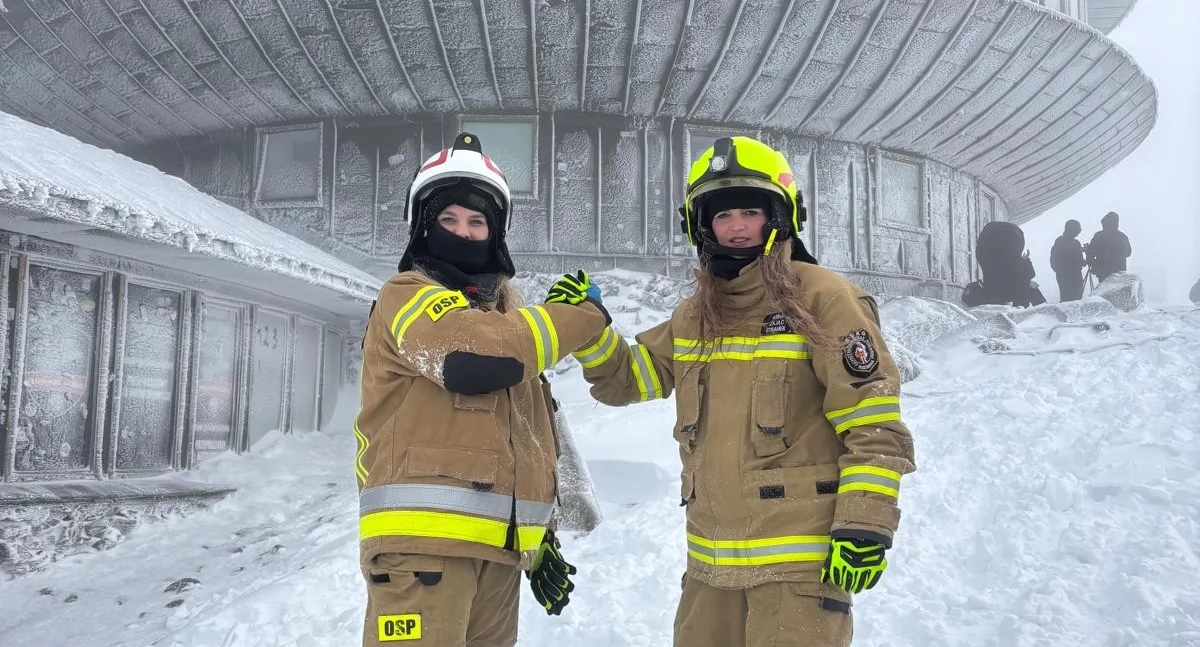 Pomoc charytatywna, Druhny Rdzawka szczycie Śnieżki pełnym umundurowaniu misją pomagania Marysi - zdjęcie, fotografia