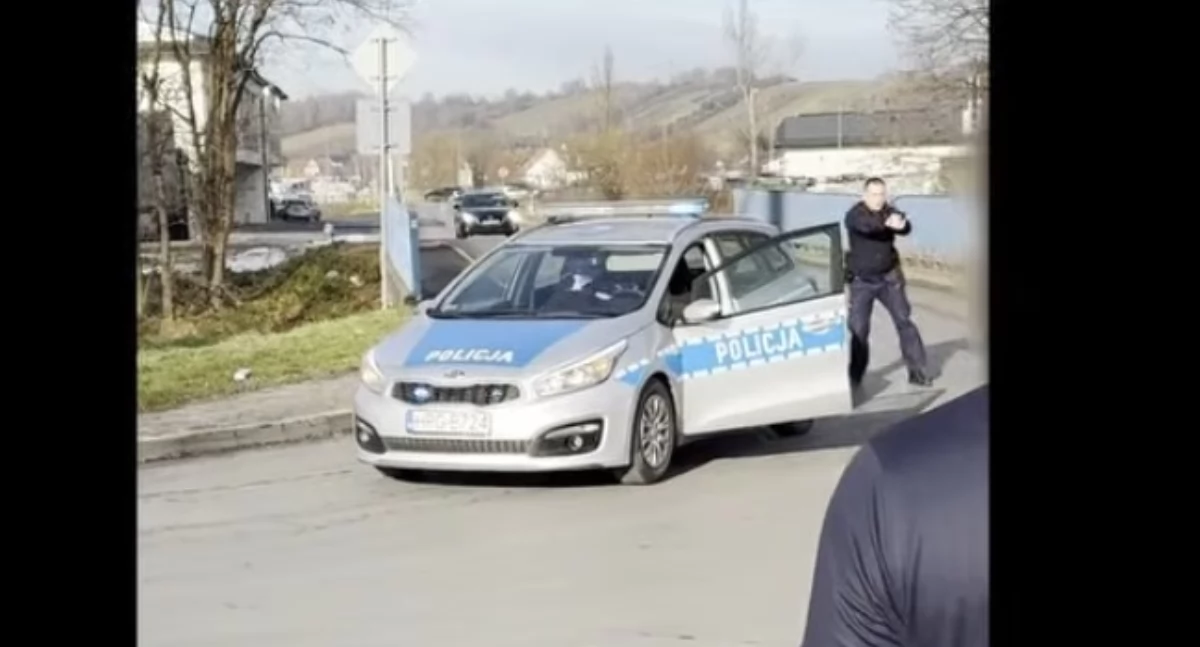 Policyjne, Policja publikuje nagranie interwencji Myślenicach śmiertelnego postrzelenia agresywnego napastnika - zdjęcie, fotografia