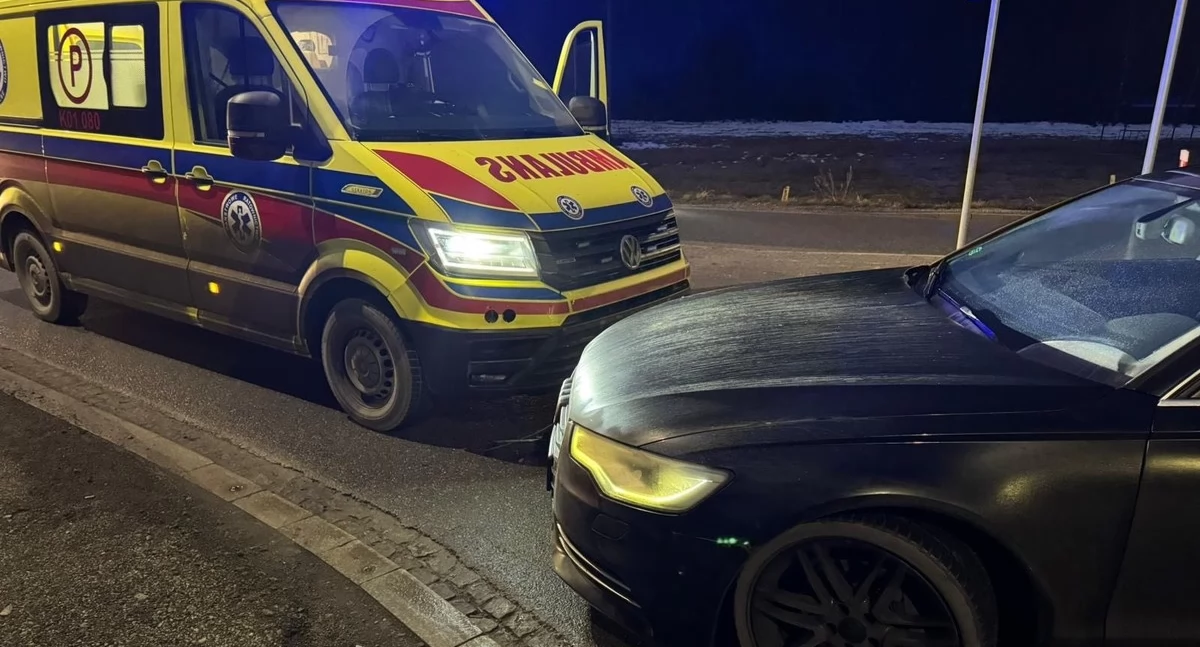 Różne, Nietrzeźwy kierowca doprowadził zderzenia karetką Harklowej pacjentka została przejęta przez - zdjęcie, fotografia