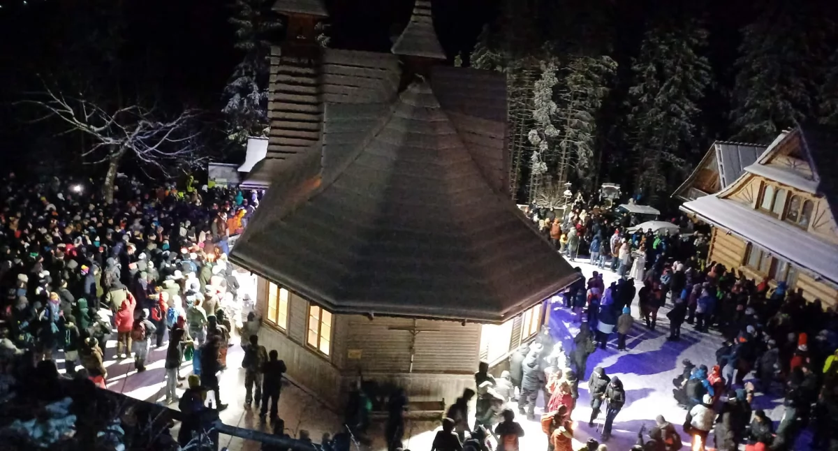 Religia, Tradycyjna pasterka Wiktorówkach przyciągnęła tłumy wiernych - zdjęcie, fotografia