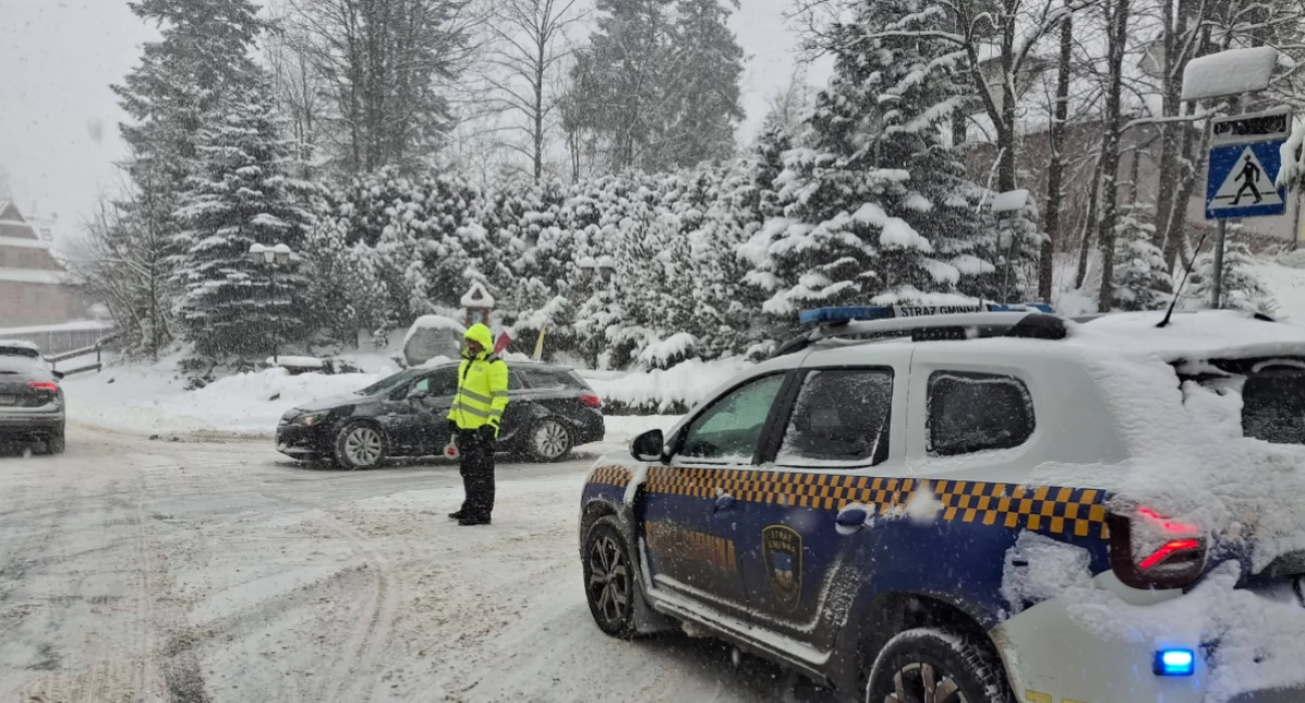 Sprawy lokalne, Straż gminna Kościelisku przypomina obowiązku korzystania łańcuchów śniegowych - zdjęcie, fotografia