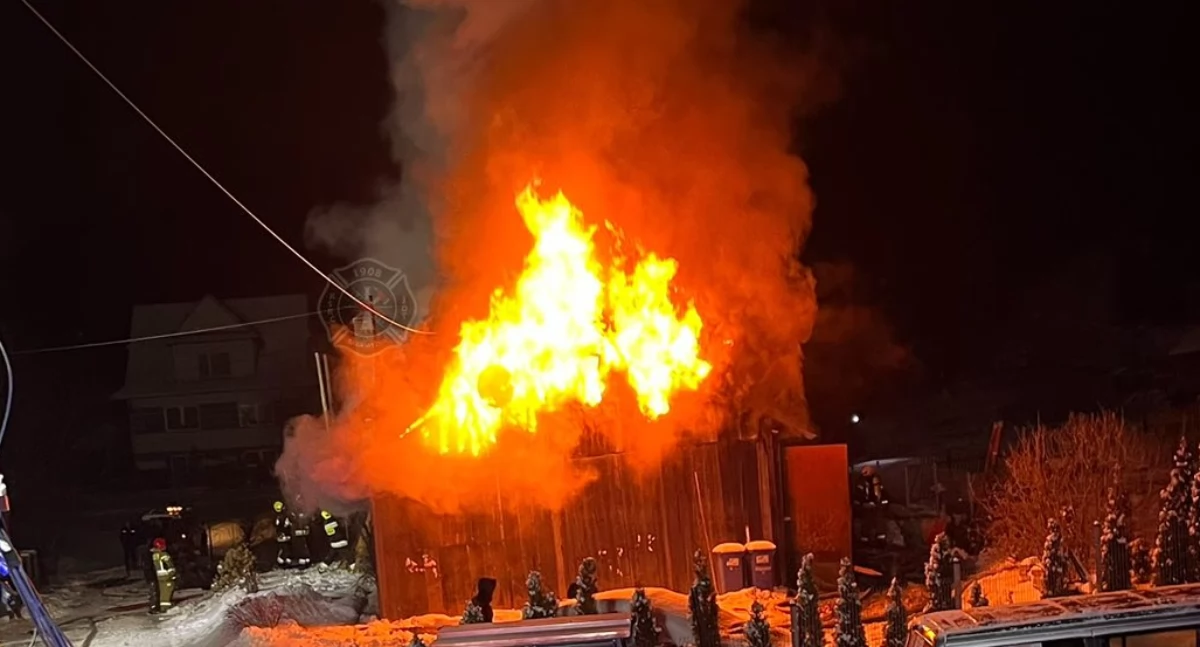 Pożary, Pożar zabudowań Sieniawie ponad strażaków walczyło ogniem - zdjęcie, fotografia