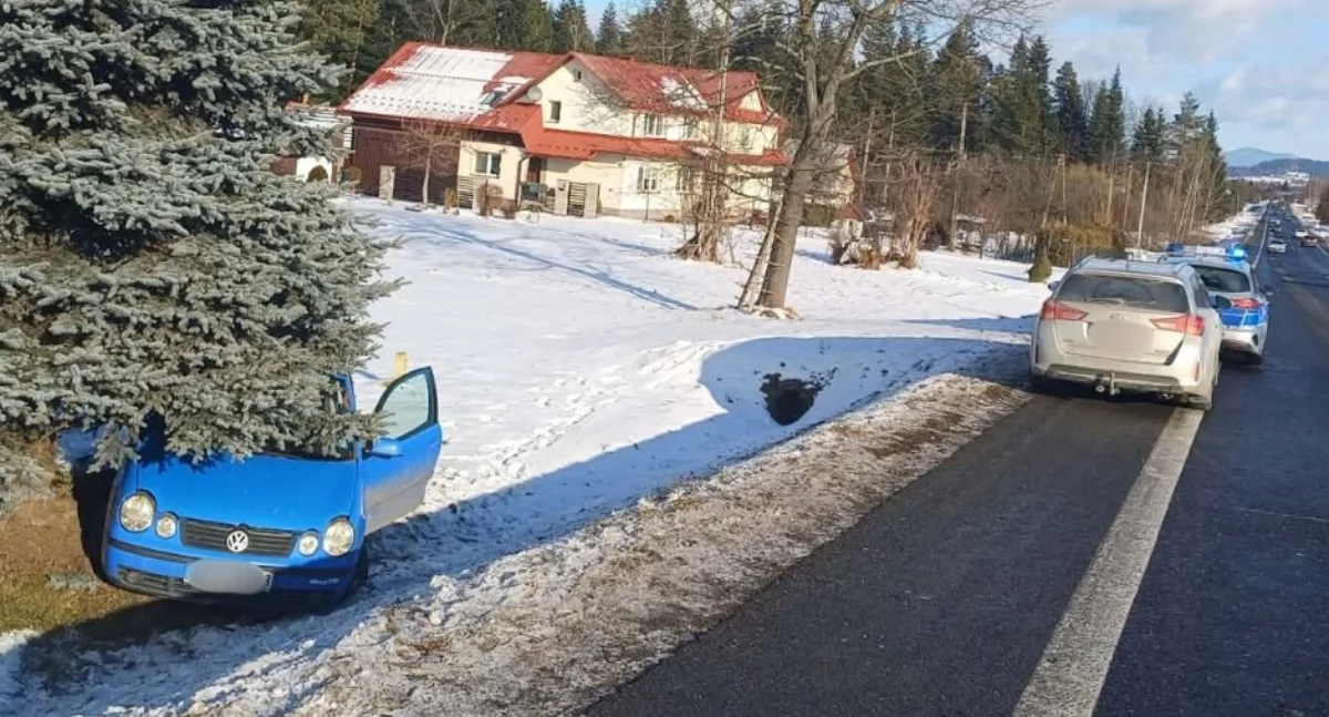 Wypadki, Jedna osoba poszkodowana zderzeniu dwóch samochodów - zdjęcie, fotografia