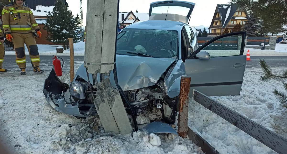 Wypadki, Kolizja Sierockiem samochód uderzył słup telekomunikacyjny - zdjęcie, fotografia