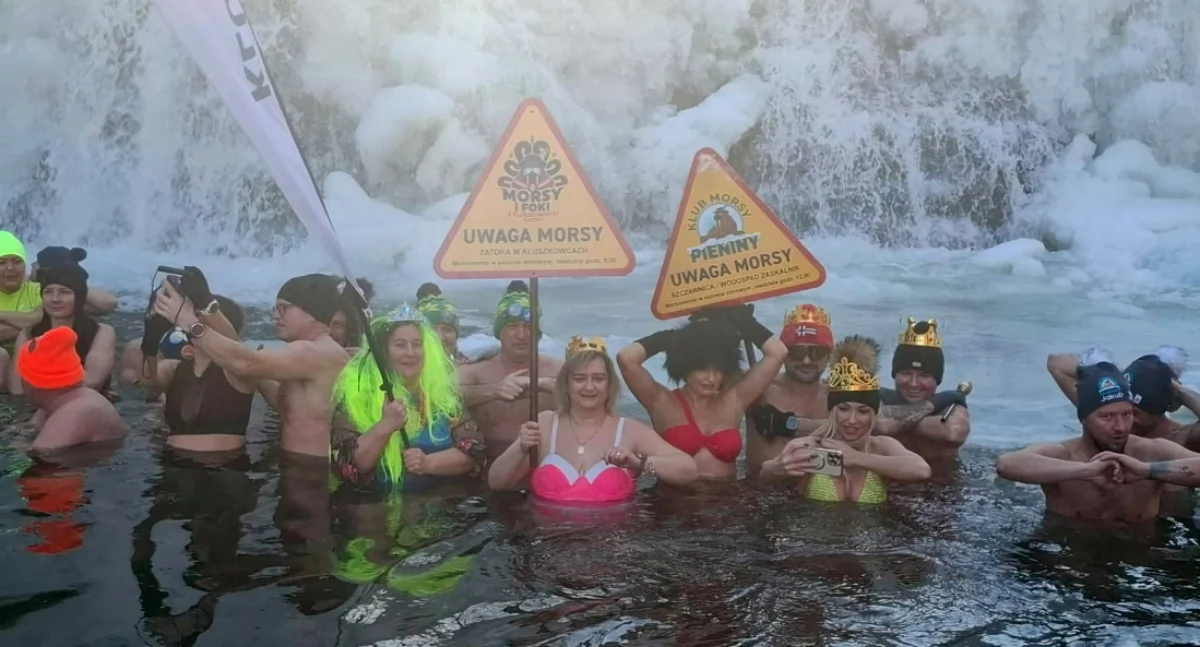 Festyny i pikniki, Królewskie morsowanie wodospadem Kacwinie  - zdjęcie, fotografia