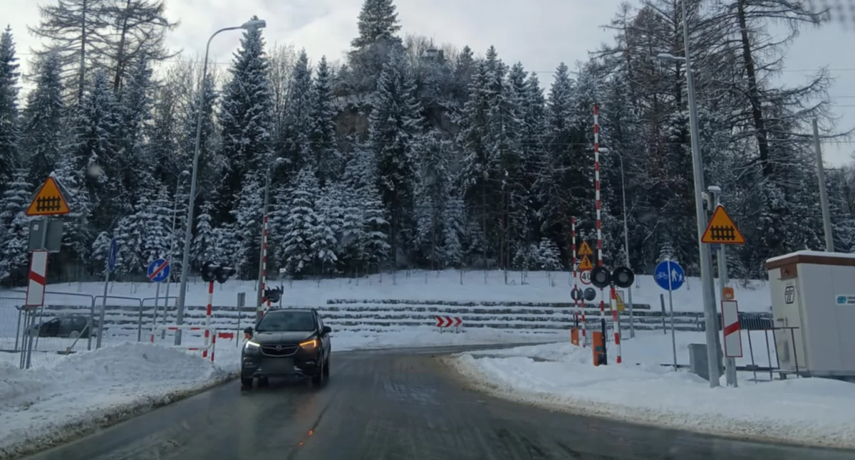 Zagrożenia miejscowe, Niebezpieczna sytuacja przejeździe kolejowym Szaflarach mogło dojść tragedii - zdjęcie, fotografia