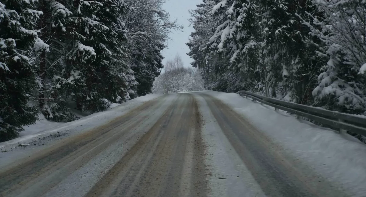 Zagrożenia miejscowe, Trudne warunki drogach Podhala intensywne opady śniegu - zdjęcie, fotografia