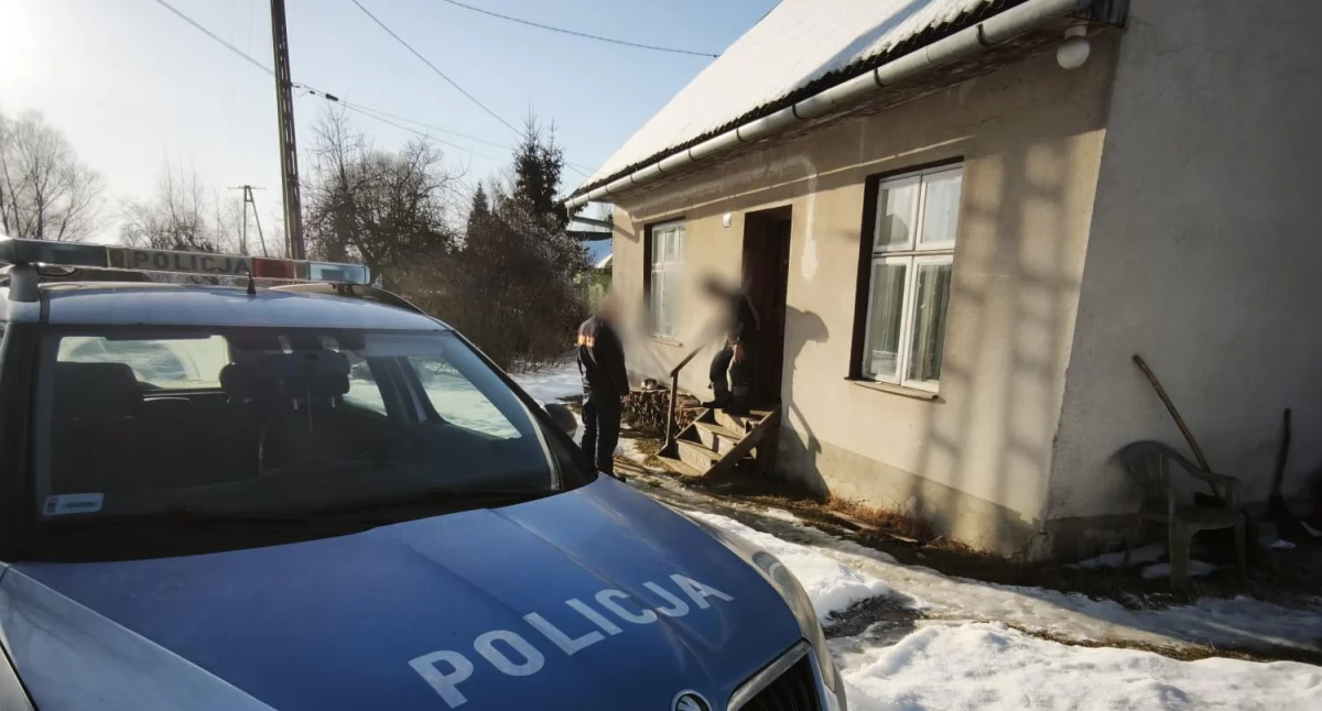 Policyjne, Policjanci sprawdzili sytuację mężczyzny otrzymaniu informacji mieszkańców potrzebował pomocy - zdjęcie, fotografia