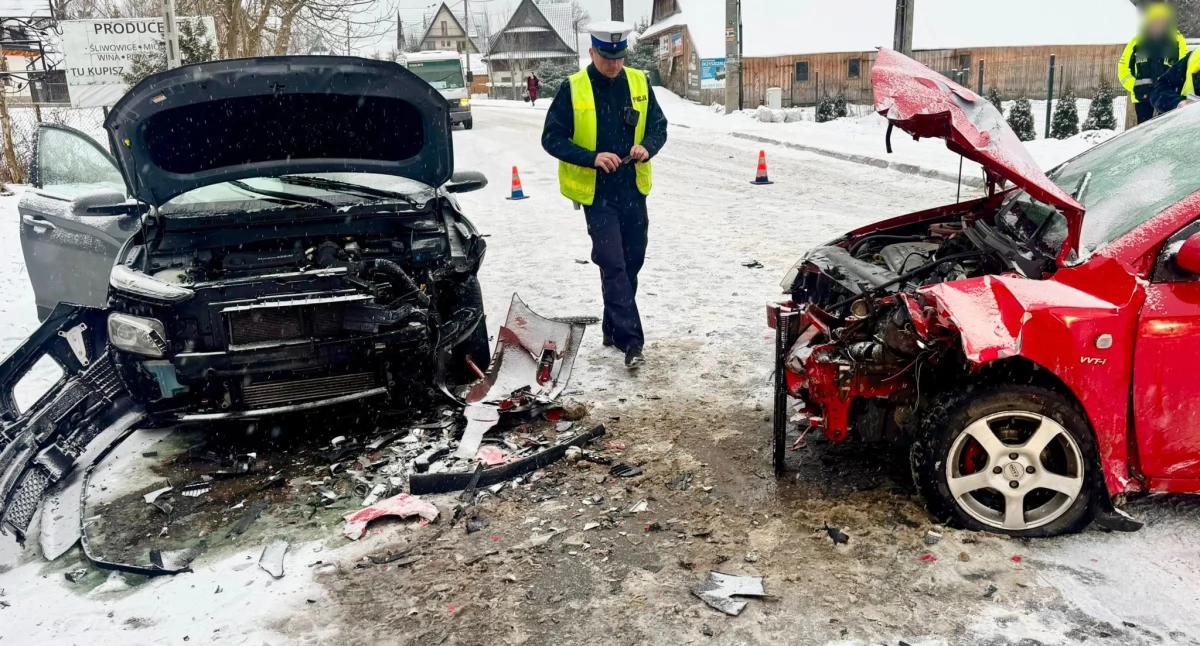 Wypadki, Jedna osoba trafiła szpitala czołowym zderzeniu Poroninie - zdjęcie, fotografia
