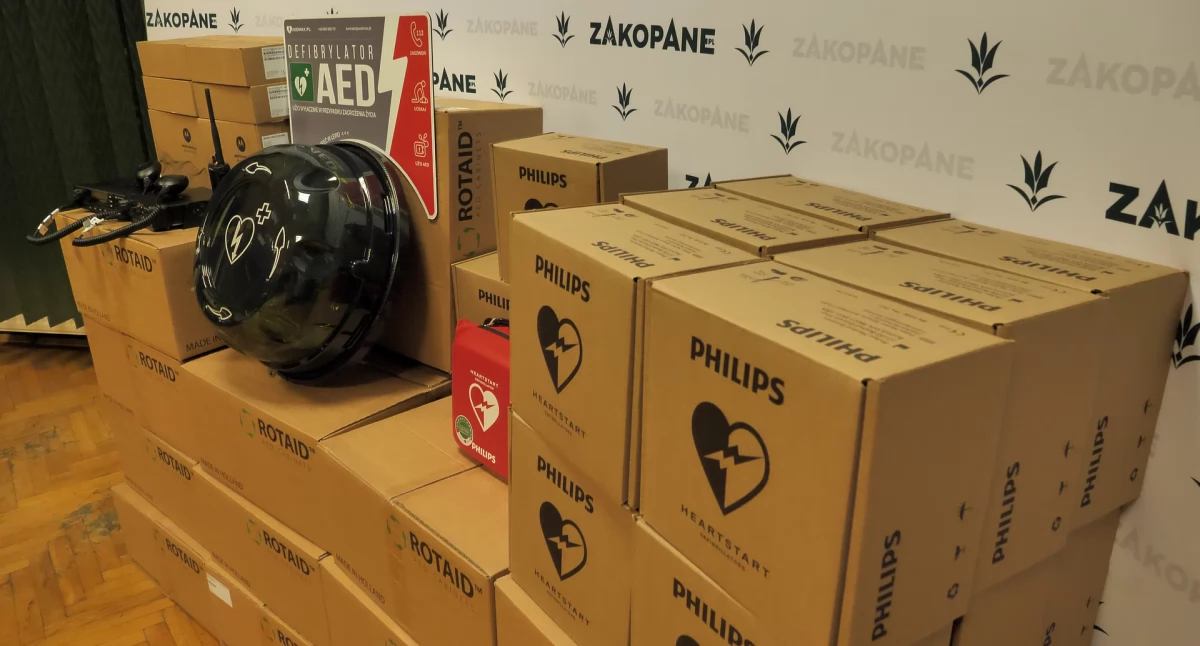 Samorząd, Miasto Zakopane zakupiło kilkanaście defibrylatorów - zdjęcie, fotografia