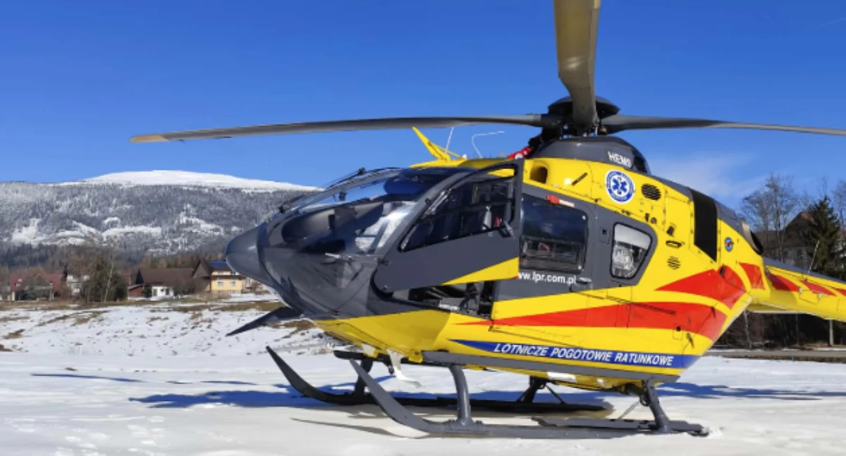 Akcje ratunkowe, Akcja ratunkowa Lipnicy Wielkiej seniorka przetransportowana śmigłowcem szpitala - zdjęcie, fotografia