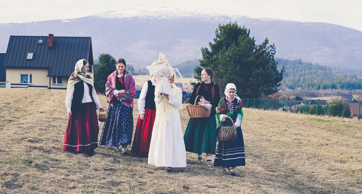 Folklor, Lipnica Wielka ożywia tradycję Młode Orawianki dawnym obrzędem - zdjęcie, fotografia