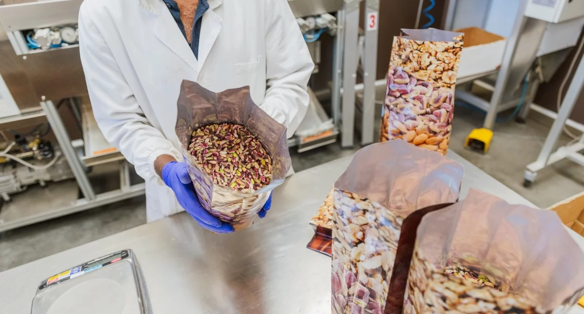 Automatyzacja pakowania produktów sypkich – najlepsze maszyny usprawniające produkcję