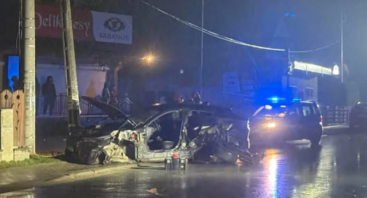 Wypadki, Nocne zdarzenie Poroninie samochód impetem uderzył słup - zdjęcie, fotografia