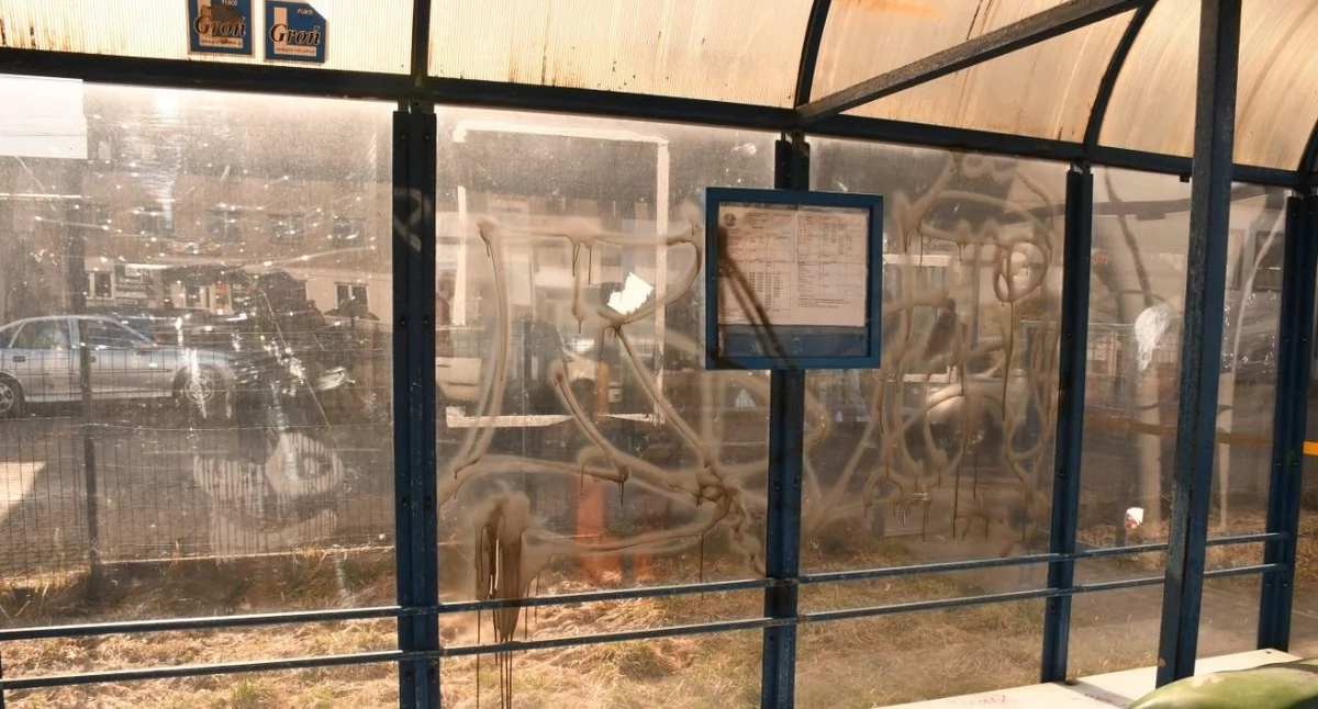 Zatrzymania, latek zniszczył przystanek stwarzał zagrożenie wpływem alkoholu - zdjęcie, fotografia