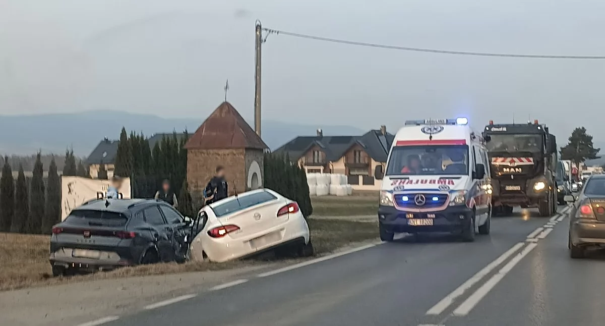 Wypadki, samochody jezdnią zderzeniu Rogoźniku - zdjęcie, fotografia