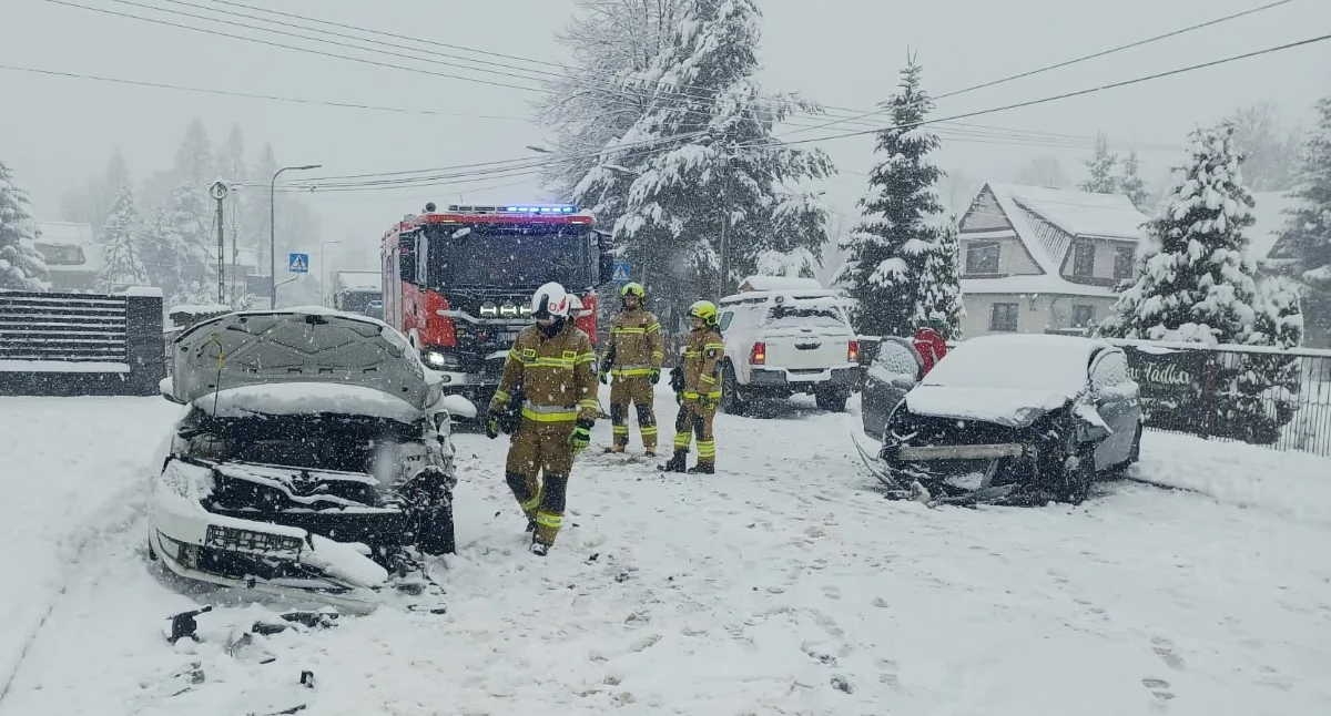 Wypadki, samochody zderzyły Chochołowie dziecko zostało przewiezione szpitala - zdjęcie, fotografia