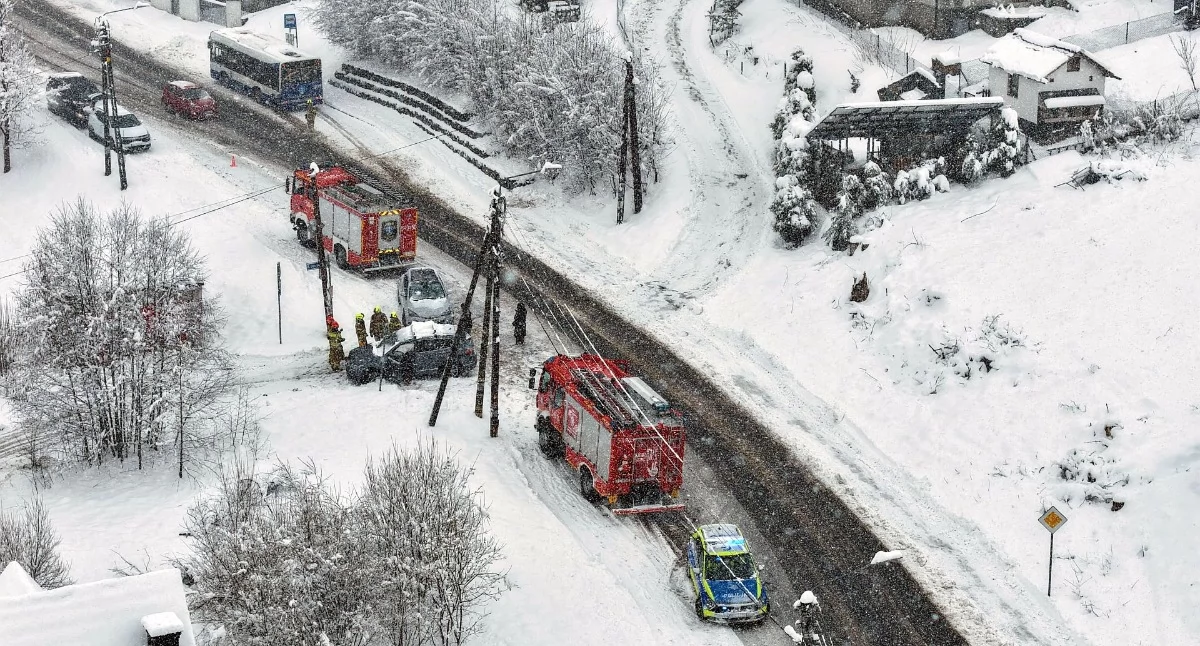 Zagrożenia miejscowe, Śnieg paraliżuje drogi powiecie tatrzańskim pierwsze kolizje - zdjęcie, fotografia
