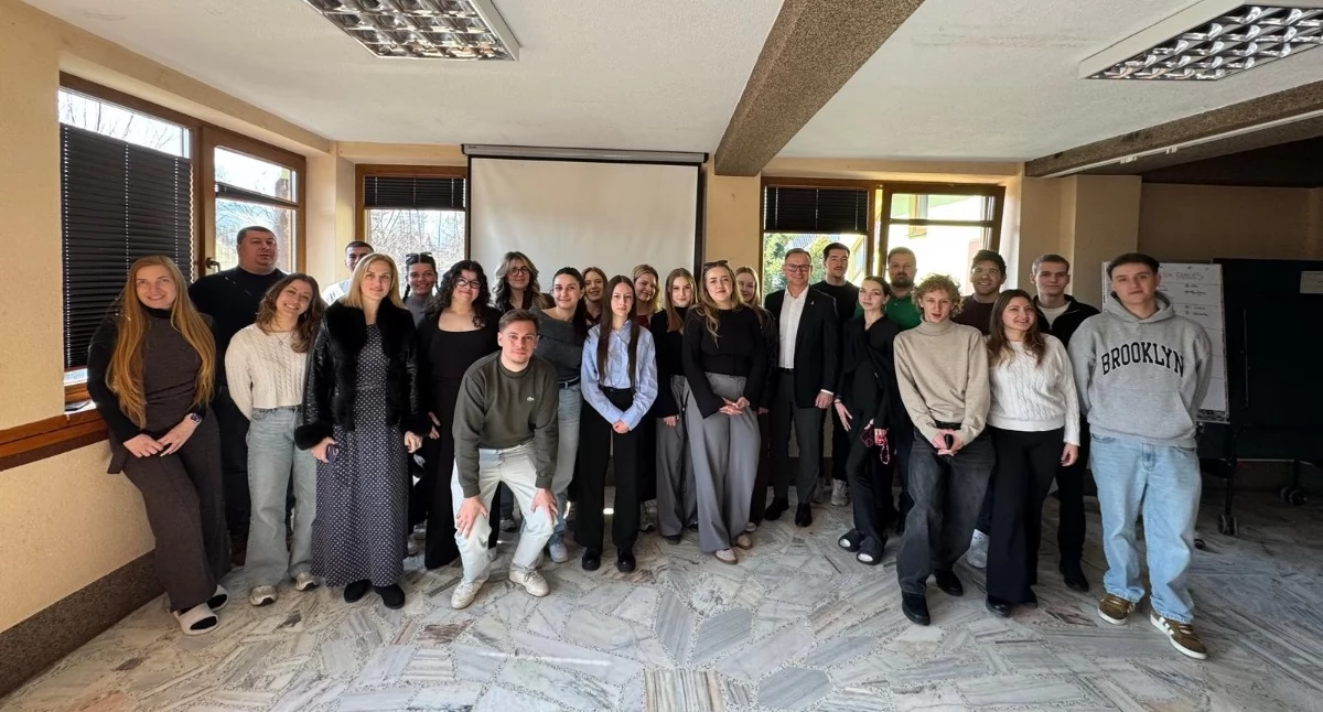 Edukacja, Niespodziewana wizyta Andrzeja Poroninie młodzież centrum rozmów demokracji - zdjęcie, fotografia