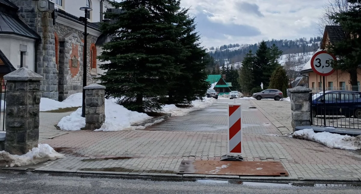 Drogi, Utrudnienia wjeździe parking kościele Poroninie zapadła studnia techniczna - zdjęcie, fotografia