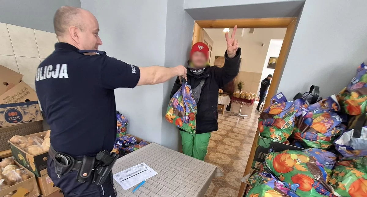 Policyjne, Policyjni dzielnicowi Kuchni Brata Alberta Zakopanem wsparcie osób kryzysie - zdjęcie, fotografia