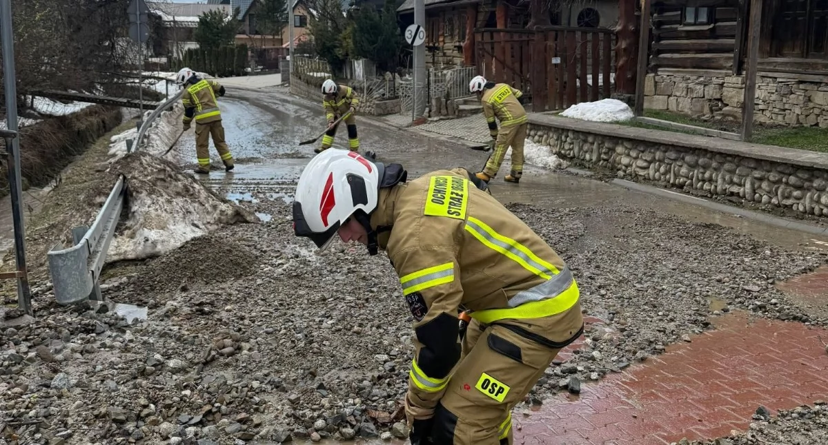 Zagrożenia miejscowe, Żwir drodze Rzepiskach szybka akcja strażaków mogło niebezpiecznie - zdjęcie, fotografia