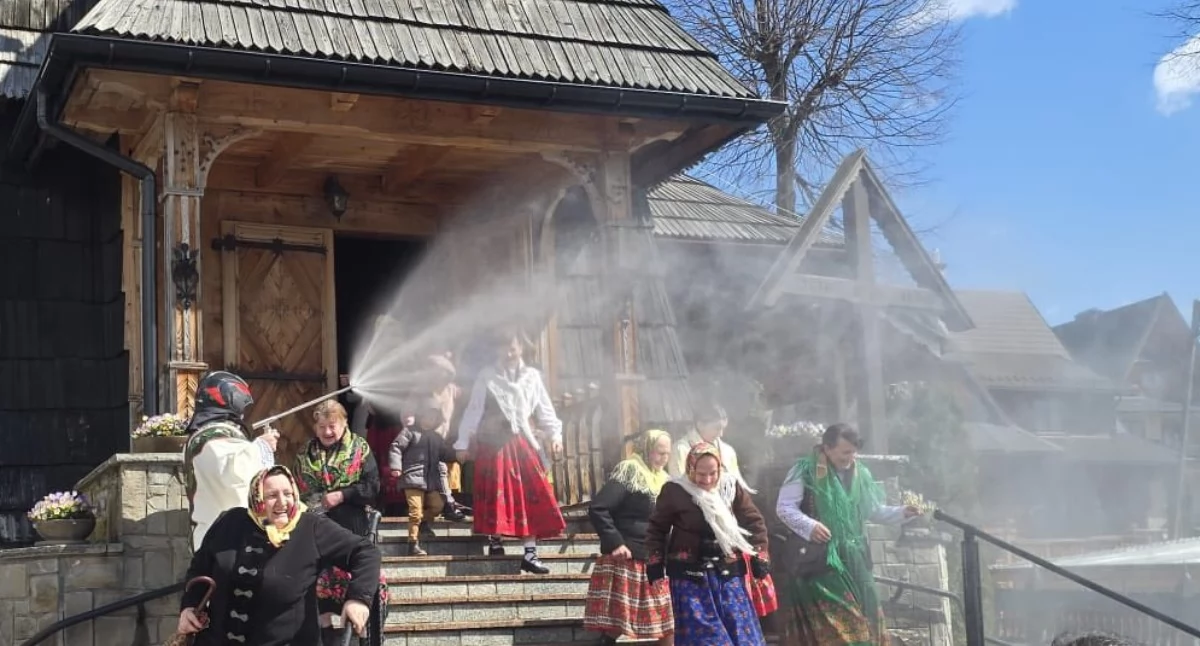 Straż Pożarna, Ksiądz lancą strażacką zaskoczył wiernych Poniedziałek Dzianiszu - zdjęcie, fotografia