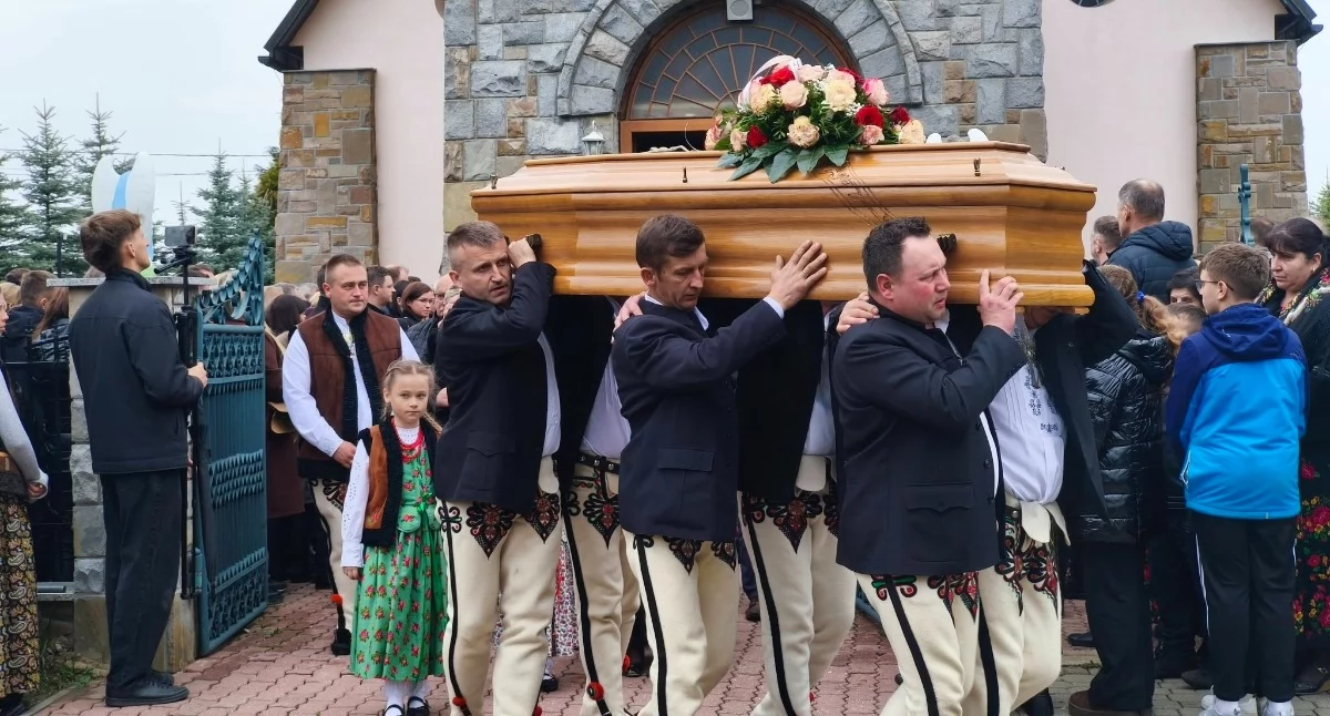 Odeszli, Tłumy pożegnały młodą dyrektor ostatnia droga Iwony Jarząbek Wilkus - zdjęcie, fotografia