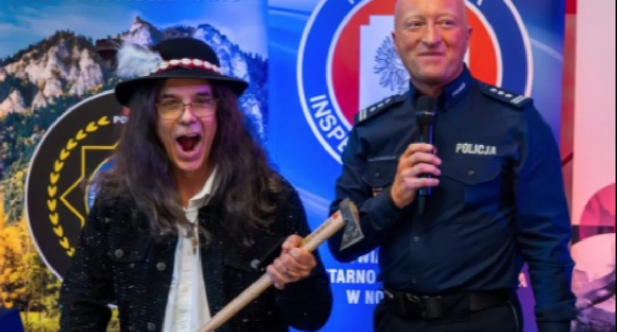 Pomoc charytatywna, Charytatywna aukcja ciupagi podpisem muzyka Scorpions Placówki Opiekuńczo Wychowawczej socjalizacyjnego Nowym Targu - zdjęcie, fotografia