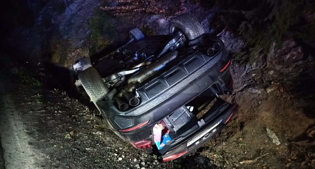 Pożary, Dachowanie Knurowie kierowca zbiegł miejsca zdarzenia - zdjęcie, fotografia