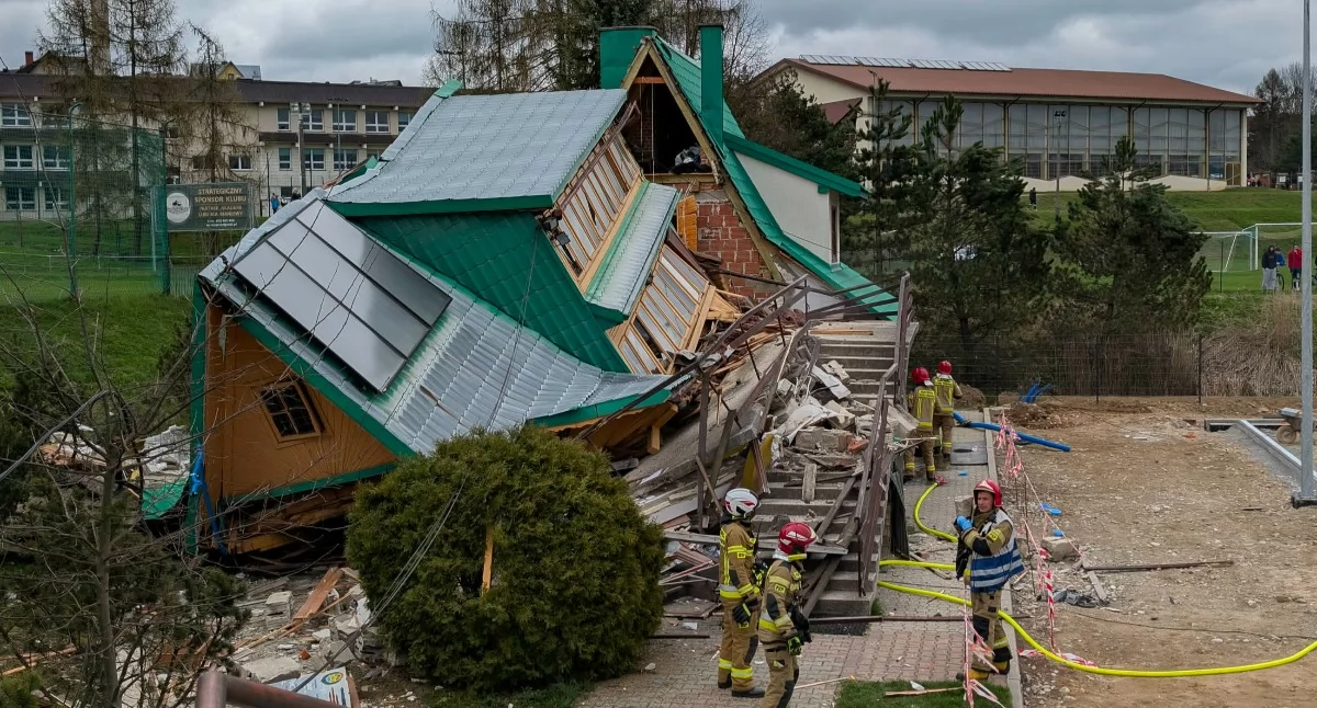 Sprawy lokalne, eksplozji Maniowach wydano zakaz zbliżania budynku wójt gminy Czorsztyn oświadczeniem apelem mieszkańców - zdjęcie, fotografia