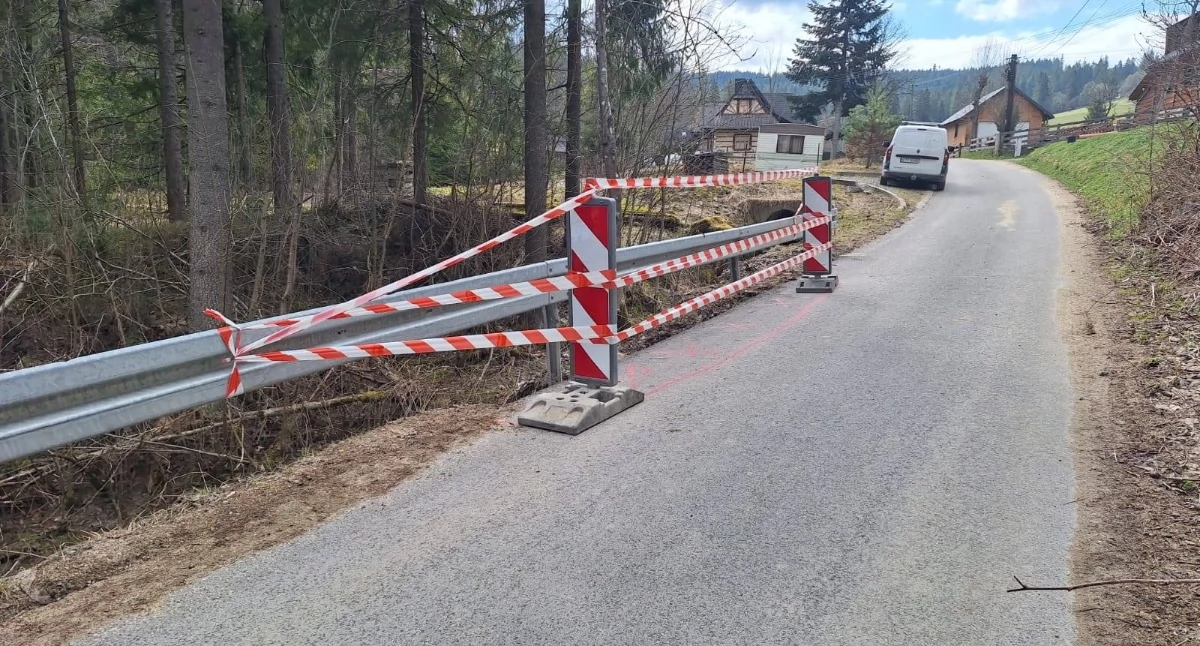 Drogi, Uszkodzona droga Witowie Urząd Gminy Kościelisko informuje ostrzega - zdjęcie, fotografia