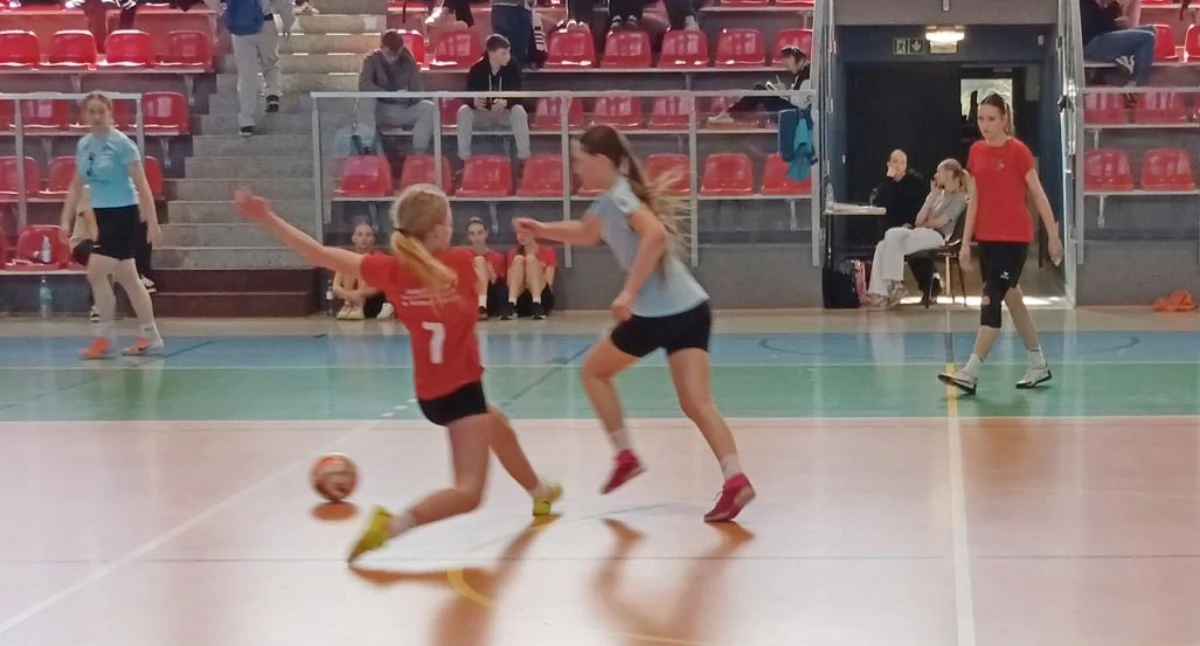 Sport szkolny, Dziewczyny „Boru” dały szans rywalkom Pewne zwycięstwo powiecie - zdjęcie, fotografia