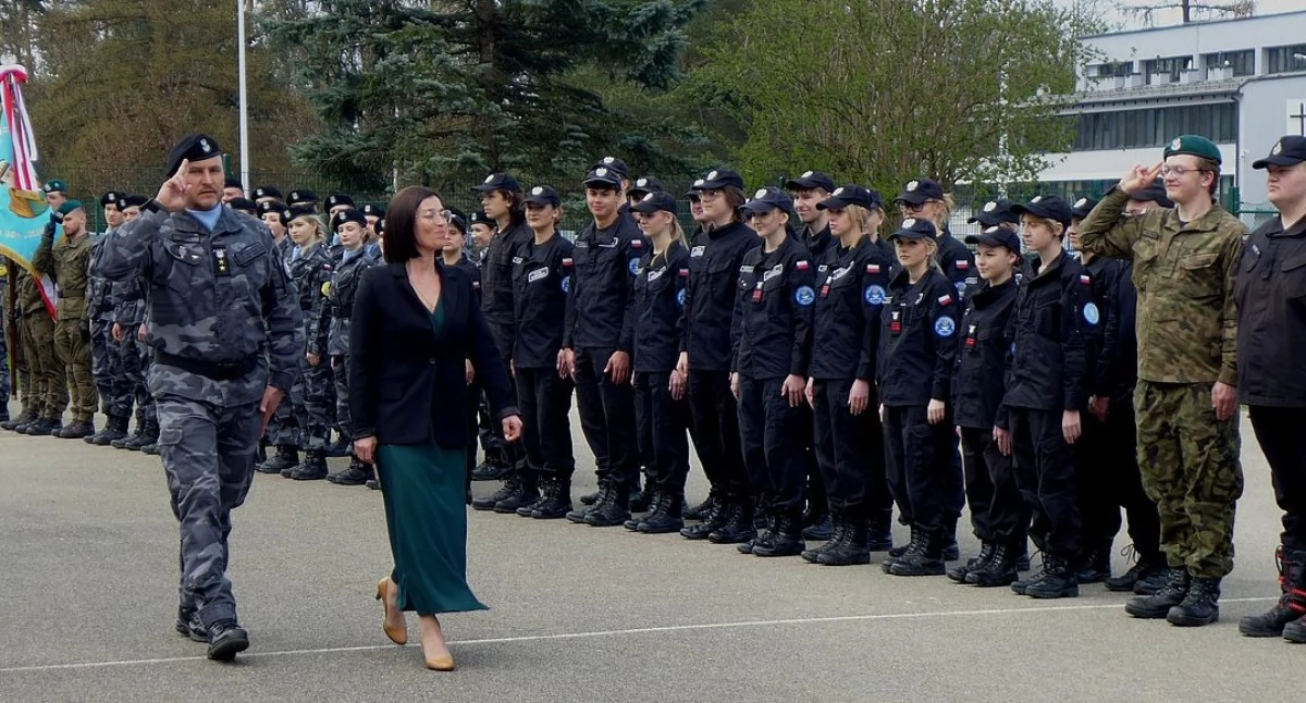 Edukacja, Pożegnanie maturzystów mundurach - zdjęcie, fotografia