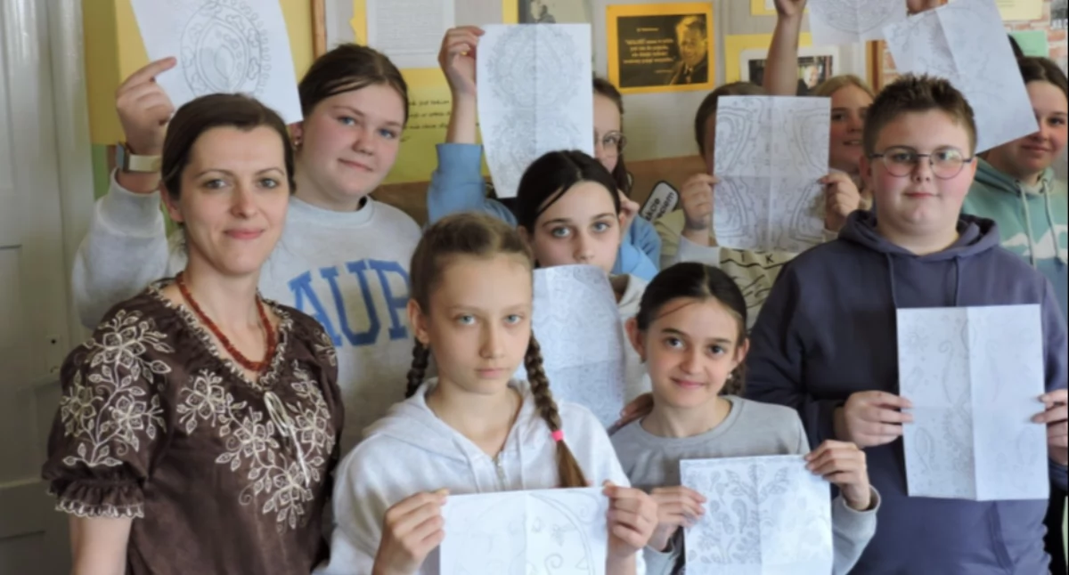 Edukacja, Tradycja igłą malowana warsztaty haftu góralskiego Krystyną Stramą Szkole Podstawowej Rogoźniku - zdjęcie, fotografia