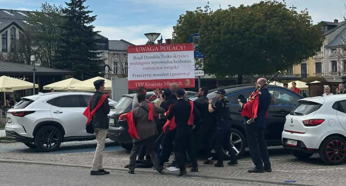 Sprawy lokalne, Manifestacja Krucjaty Młodych Nowym Targu interwencją policji - zdjęcie, fotografia
