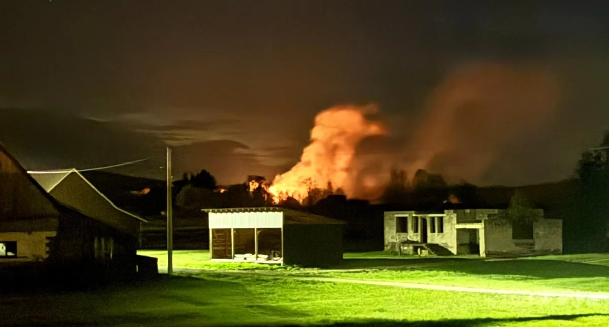Pożary, Groźnie wyglądający pożar Koniówce łuna ognia widoczna daleka - zdjęcie, fotografia