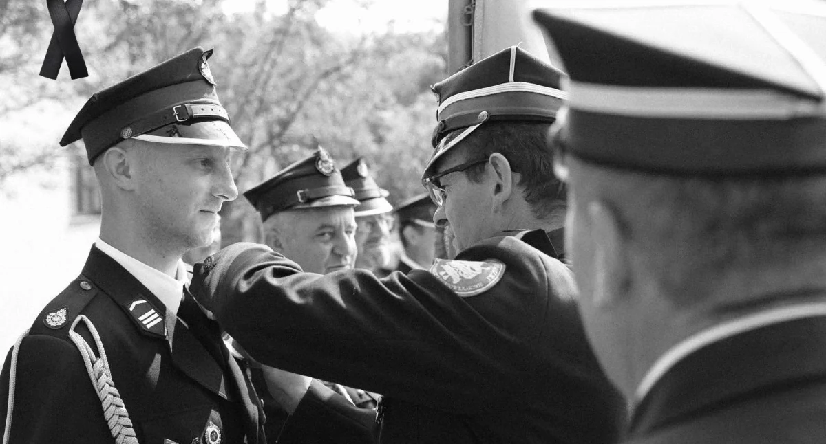 Odeszli, Druhowie Łapsze Niżne żegnają kolegę Łukasza Krawontkę wieczną służbę odszedł wieku 35 - zdjęcie, fotografia