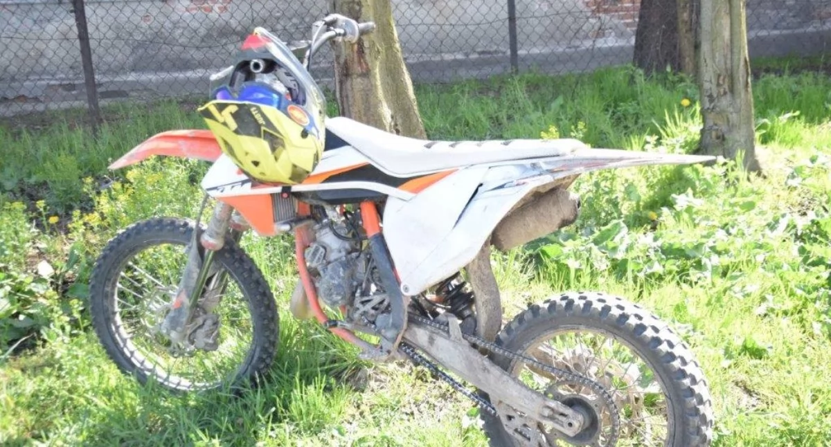 Zatrzymania, latek crossie zatrzymany Nowym Targu Jechał jednym motocykl miał - zdjęcie, fotografia