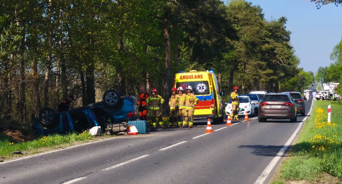 Wypadki, Groźne zderzenie trzech samochodów Wróblówce dachowały - zdjęcie, fotografia