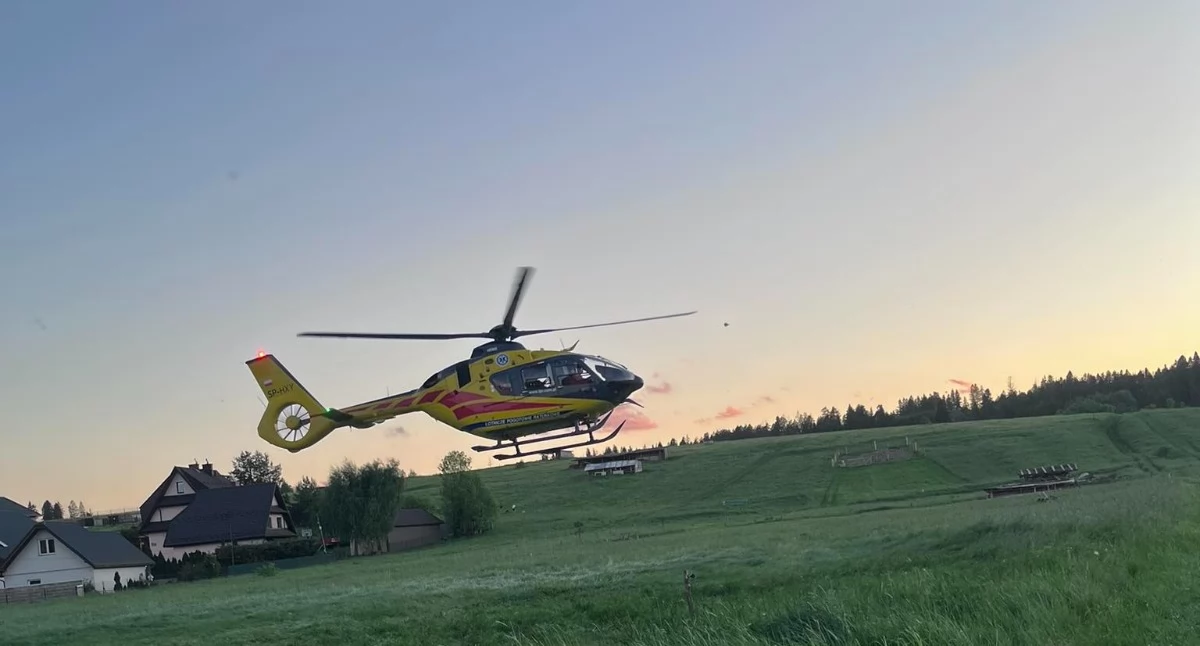 Akcje ratunkowe, Akcja ratunkowa Zubrzycy Dolnej mężczyzna zabrany śmigłowcem szpitala - zdjęcie, fotografia
