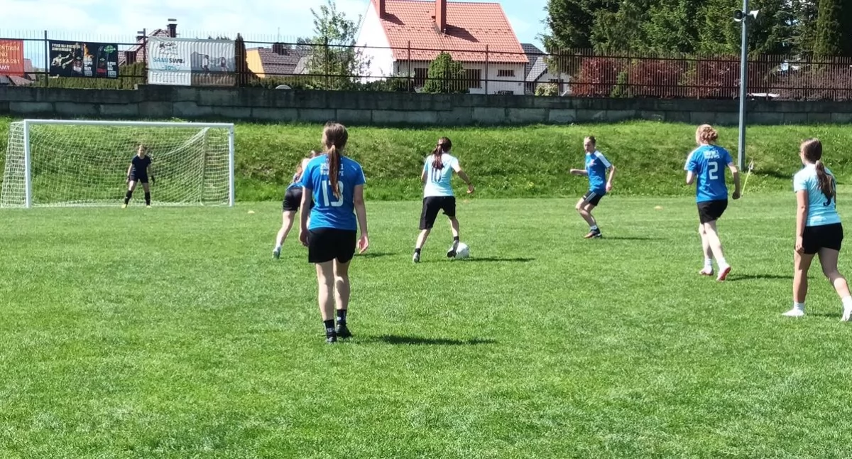Sport szkolny, Piłkarki „Boru” bezkonkurencyjne Wywalczyły awans finału wojewódzkiego - zdjęcie, fotografia