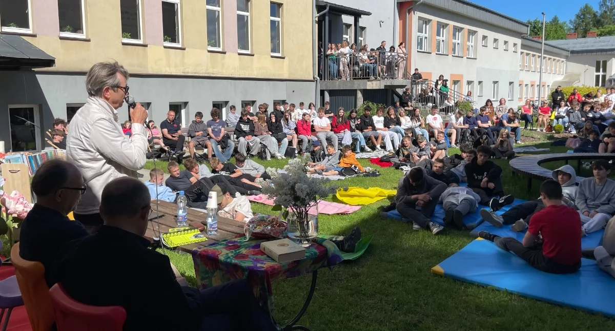 Edukacja, „Czytanie Polanie” drugi ZSTiP filozofię Józefa Tischnera „po góralsku” także poezję Cypriana Kamila Norwida prezentował aktor Piotr Cyrwus - zdjęcie, fotografia