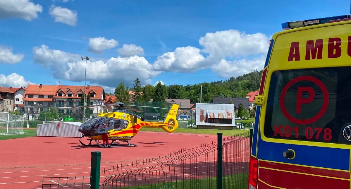 Akcje ratunkowe, Akcja ratunkowa Rabce Zdroju nastolatkę ciężkim stanie przetransportowano śmigłowcem szpitala Krakowie - zdjęcie, fotografia