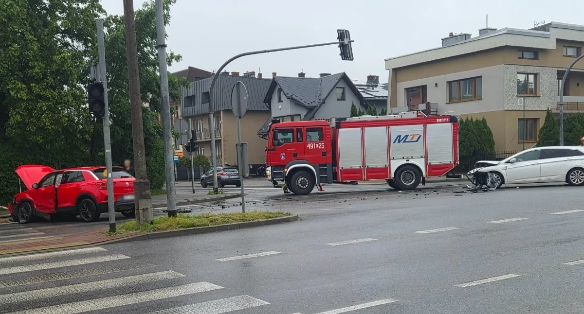 Wypadki, Groźne zderzenie skrzyżowaniu Szaflarskiej lecia Nowym Targu - zdjęcie, fotografia