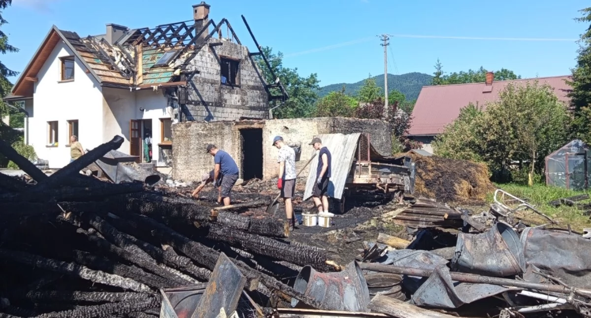Pomoc charytatywna, Pożar zabrał część budynki gospodarcze mieszkańcy organizują pomoc pogorzelców Dobrej powiecie limanowskim - zdjęcie, fotografia