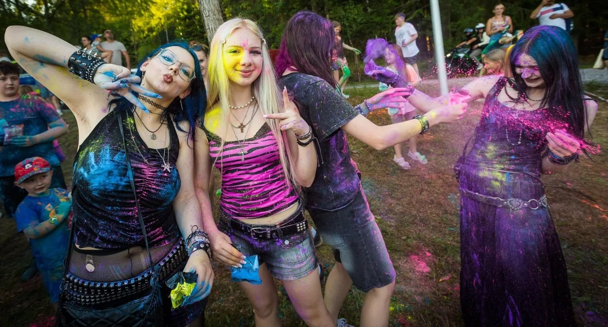 Imprezy , Farbowana Potańcówka Królowej przyciągnęła tłumy Wieczór pełen tańca ognia - zdjęcie, fotografia