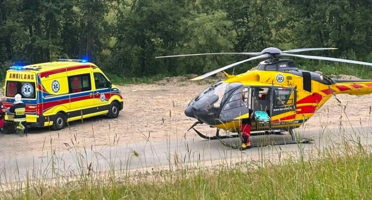 Akcje ratunkowe, latek przygnieciony przez ciągnik podczas polowych Maniowach - zdjęcie, fotografia