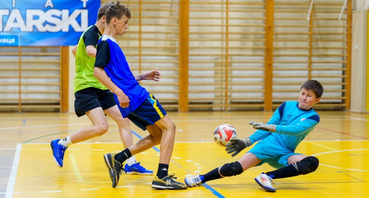 Sport szkolny, Nowotarskie szkoły walczyły mistrzostwo Emocjonujący turniej halowej piłki nożnej chłopców - zdjęcie, fotografia